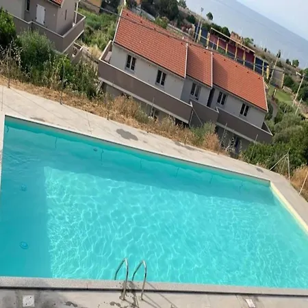 Air Conditioning, Swimming Pool And Parking Space Apartman